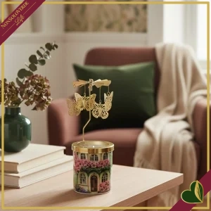 Candela Cottage verde in vetro con giostrina decorativa e profumazione Oud, altezza 13 cm