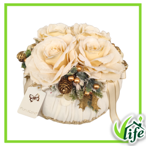 Composizione natalizia su pouf in velluto bianco con 4 rose e decorazioni oro diametro 29 cm