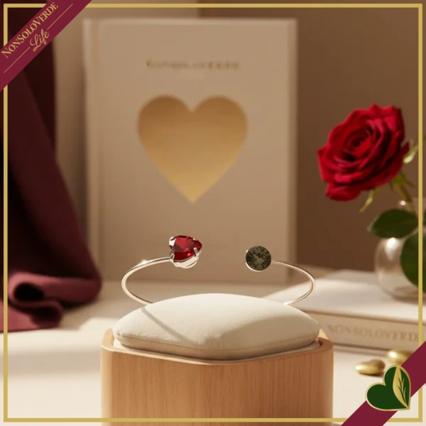 Bracciale regolabile “AMO GRF” con cuore di cristallo rosso e punto luce effetto degradé in rodio anallergico