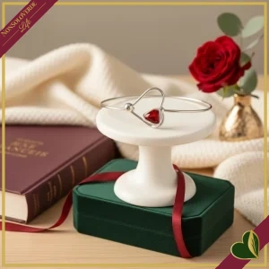 Bracciale regolabile “Cuore” con cristallo rosso incastonato e struttura in rodio anallergico