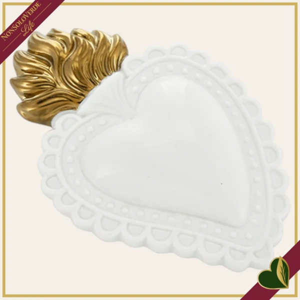 Ex voto cuore bianco in porcellana con fiamma oro, altezza 16 cm