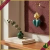 Ex voto cuore bombato pendente in resina verde con fiamma oro, altezza 9 cm