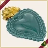 Ex voto cuore verde in porcellana con fiamma oro, altezza 16 cm
