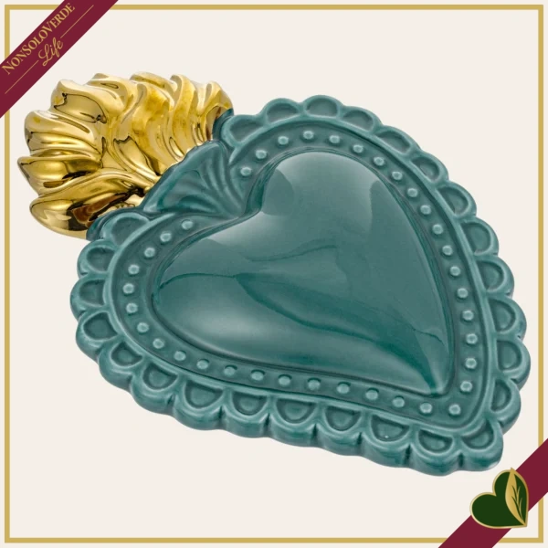 Ex voto cuore verde in porcellana con fiamma oro, altezza 16 cm