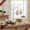 Uovo decorativo bianco e rosa da appendere con fiocco e rosa in rilievo, altezza 9 cm