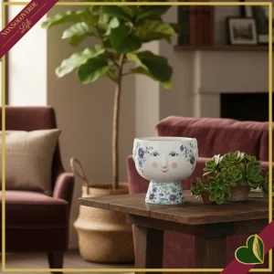 8058481086763-0 Vaso Flora panciuto in ceramica con vestito fiorito nei toni del blu e lilla, altezza 13 cm