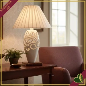 Lampada da tavolo Jolie in porcellana traforata bianca con cappello avorio plissettato, altezza 45 cm