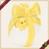 Uovo decorativo Happy Chick in ceramica con pulcino e fiocco giallo, altezza 15,5 cm