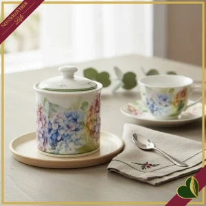 Zuccheriera Flora in New Bone China con ortensie acquerellate, altezza 11,5 cm