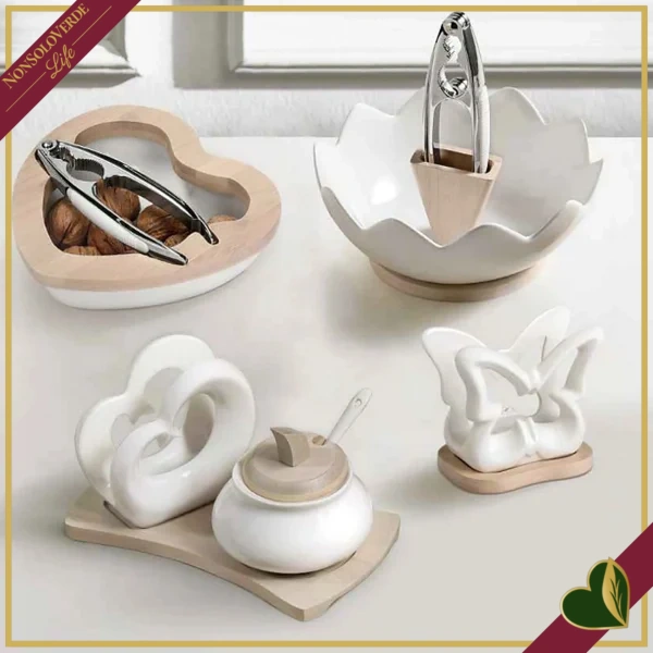 Serving portatovaglioli Doppiocuore e zuccheriera in porcellana con coperchio e base in bamboo, lunghezza 20,5 cm