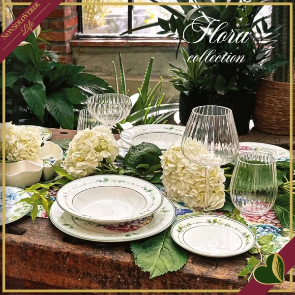 Zuccheriera Flora in New Bone China con ortensie acquerellate, altezza 11,5 cm