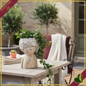 8051836776333-0 Vaso decorativo volto di fiori in magnesia beige anticato, altezza 40 cm