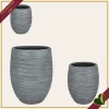 Vaso alto in fibra di vetro e argilla grigio con decoro a righe, altezza 61 cm