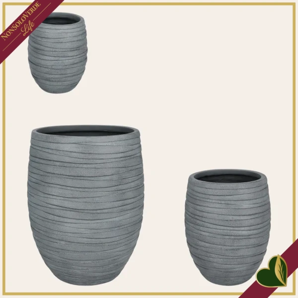 Vaso alto in fibra di vetro e argilla grigio con decoro a righe, altezza 61 cm
