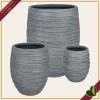 Vaso alto in fibra di vetro e argilla grigio con decoro a righe, altezza 61 cm
