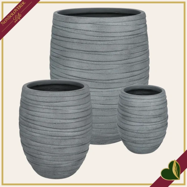 Vaso alto in fibra di vetro e argilla grigio con decoro a righe, altezza 61 cm