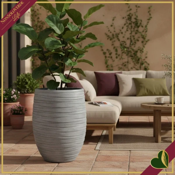 Vaso alto in fibra di vetro e argilla grigio con decoro a righe, altezza 61 cm