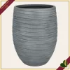Vaso alto in fibra di vetro e argilla grigio con decoro a righe, altezza 61 cm