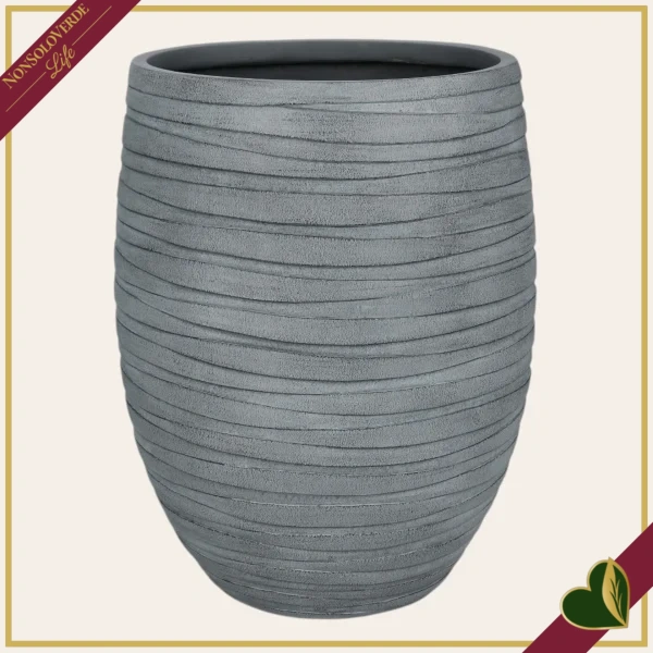 Vaso alto in fibra di vetro e argilla grigio con decoro a righe, altezza 61 cm