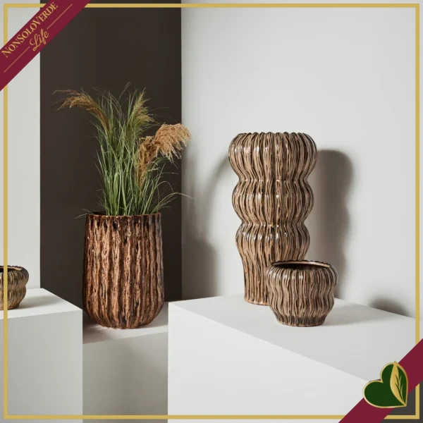 Cachepot in terracotta smaltata marrone effetto materico, altezza 44 cm