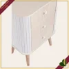 Cassettiera Vesly bianco e beige con 3 cassetti e finitura rigata, altezza 66 cm