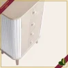 Cassettiera Vesly bianco e beige con 4 cassetti e finitura rigata, altezza 75,5 cm