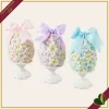 Uovo decorativo pasquale floreale su piedistallo colori assortiti, altezza 20 cm