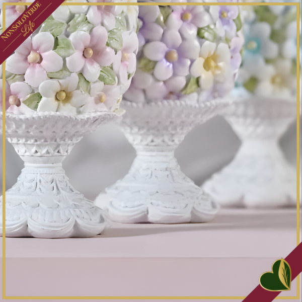 Uovo decorativo pasquale floreale su piedistallo colori assortiti, altezza 20 cm
