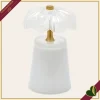 Lampada da tavolo Lily in vetro bianco e dettagli oro, altezza 17,5 cm