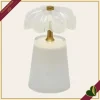 Lampada da tavolo Lily in vetro bianco e dettagli oro, altezza 17,5 cm