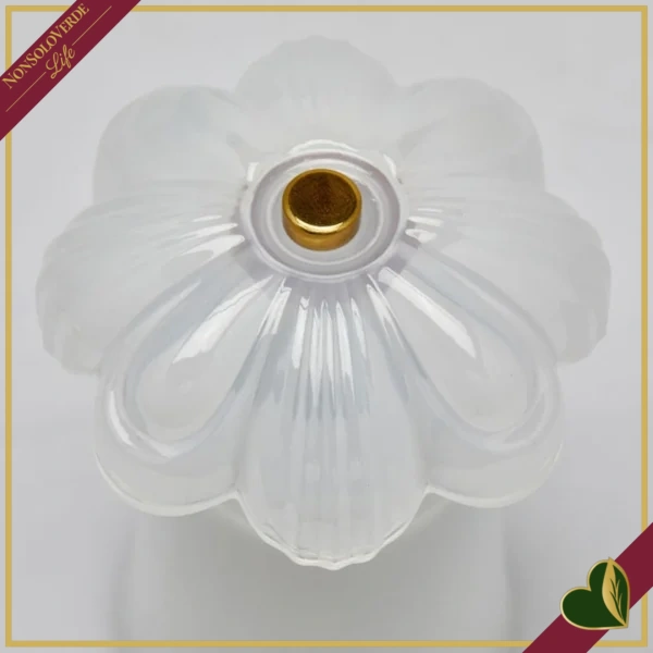Lampada da tavolo Lily in vetro bianco e dettagli oro, altezza 17,5 cm