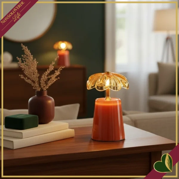 Lampada da tavolo Lily in vetro ambra e dettagli oro, altezza 17,5 cm