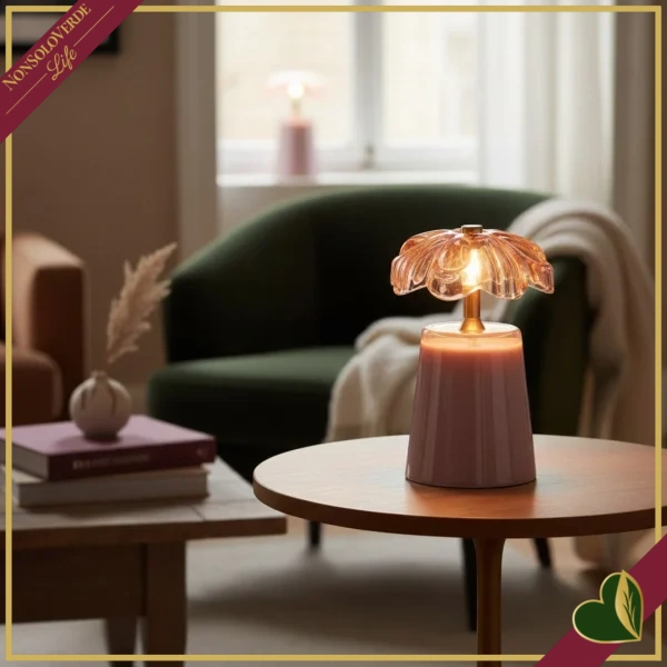 Lampada da tavolo Lily in vetro rosa cipria e dettagli oro, altezza 17,5 cm