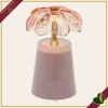 Lampada da tavolo Lily in vetro rosa cipria e dettagli oro, altezza 17,5 cm