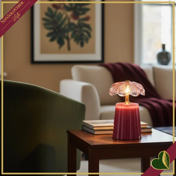 Lampada da tavolo Lily in vetro fucsia e dettagli oro, altezza 17,5 cm