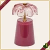 Lampada da tavolo Lily in vetro fucsia e dettagli oro, altezza 17,5 cm