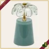 Lampada da tavolo Lily in vetro verde salvia e dettagli oro, altezza 17,5 cm