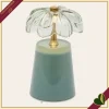 Lampada da tavolo Lily in vetro verde salvia e dettagli oro, altezza 17,5 cm