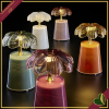 Lampada da tavolo Lily in vetro bianco e dettagli oro, altezza 17,5 cm
