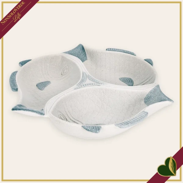 Centrotavola Ortigia tre pesci in porcellana bianca e blu, larghezza 27 cm