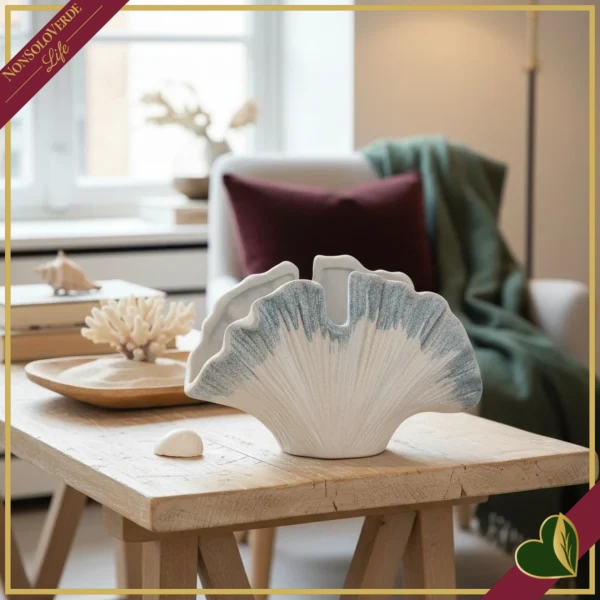 Decorazione Ortigia corallo in porcellana bianca e blu, altezza 13,4 cm