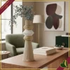 Vaso decorativo scultoreo “Modular” in marmorina nocciola, bianco e oro, altezza 39 cm