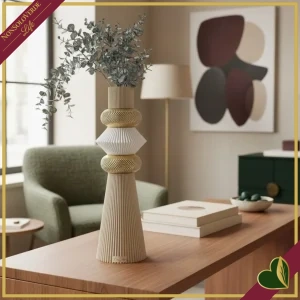 Vaso decorativo scultoreo “Modular” in marmorina nocciola, bianco e oro, altezza 39 cm