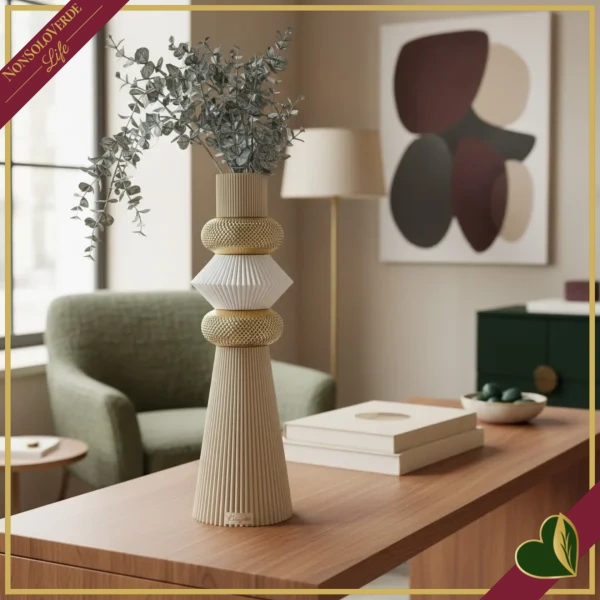 Vaso decorativo scultoreo “Modular” in marmorina nocciola, bianco e oro, altezza 39 cm