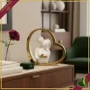 Scultura coppia con cuore e scritta Love in marmorina bianco e oro, altezza 14 cm