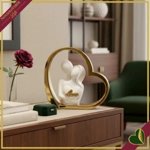 Scultura coppia con cuore e scritta Love in marmorina bianco e oro, altezza 14 cm