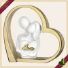 Scultura coppia con cuore e scritta Love in marmorina bianco e oro, altezza 14 cm