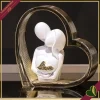 Scultura coppia con cuore e scritta Love in marmorina bianco e oro, altezza 14 cm