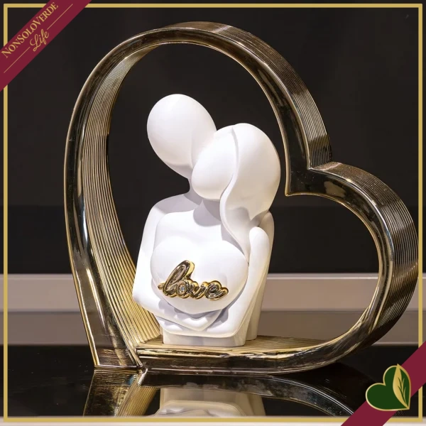 Scultura coppia con cuore e scritta Love in marmorina bianco e oro, altezza 14 cm