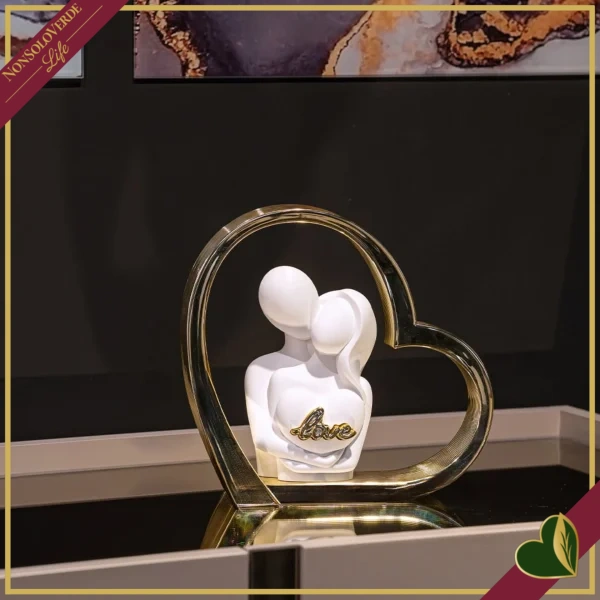 Scultura coppia con cuore e scritta Love in marmorina bianco e oro, altezza 14 cm